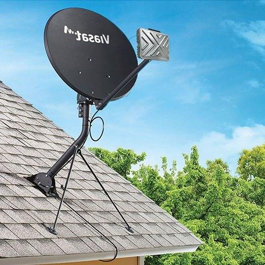 Viasat卫星天线安装在屋顶上